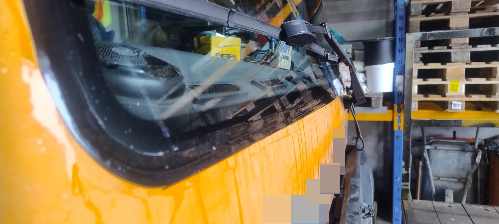 Neu eingesetzte Sicherheitsscheibe an einem Baumaschinen-Fahrerhaus
